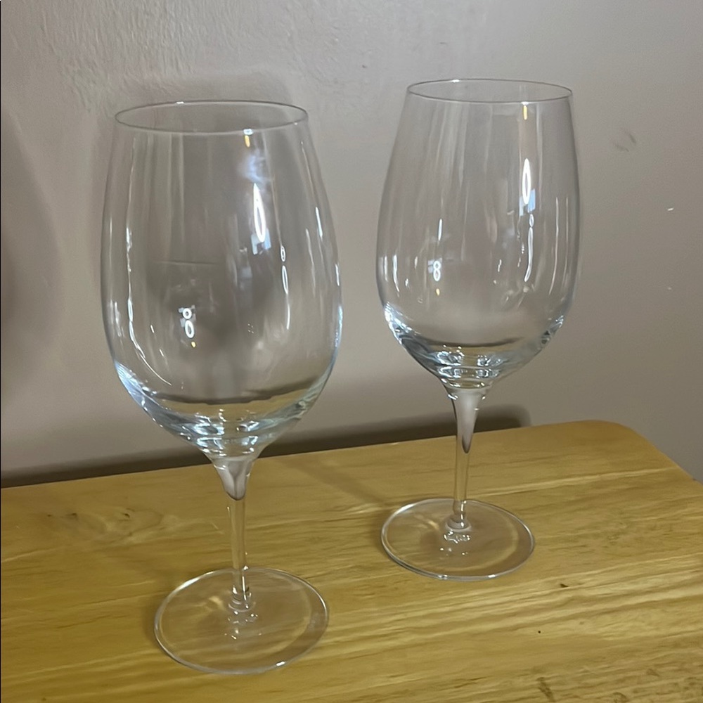 😄Pair of Stolzle Crystal wine glasses